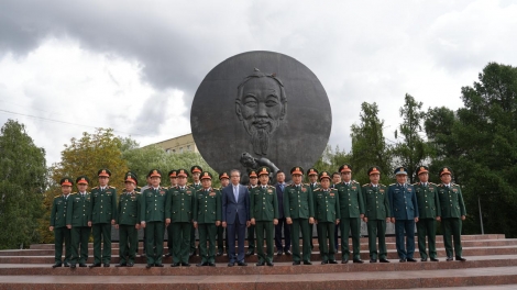 Kơdră tơm vei lăng khul linh teh đak Phan Văn Giang năm ngôi tơ̆ Anih tang măt ăn Việt Nam tơ̆ Nga