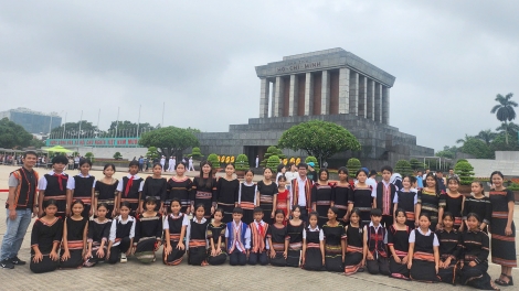 40 ‘nu hŏk tro hŏk hơgei bơngai Xơ Đăng đei năm tơ̆ Hà Nội roi tơbăt ăn ƀok Hồ 