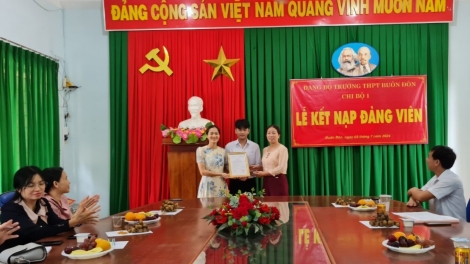 Mjing phŭn đảng viên mơ̆ng sang hră 