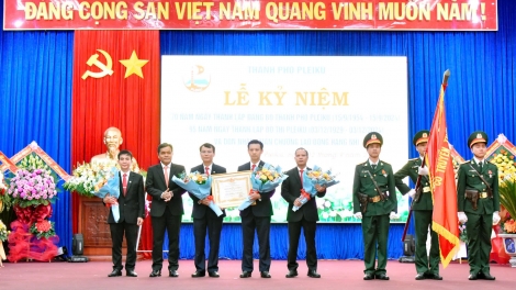 Đảng ƀộ ƀòn dờng Pleiku dờp rò Gai lòng Lơh broă khà Bàr 