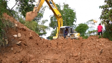 Những tình nguyện viên góp phần khơi thông những tuyến đường tới vùng lũ Lào Cai