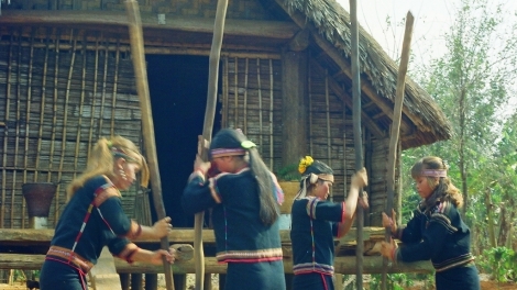 Khuyên con tăng gia sản xuất   (Mơhnhôk kuăn kơdôu pêi chiâk)