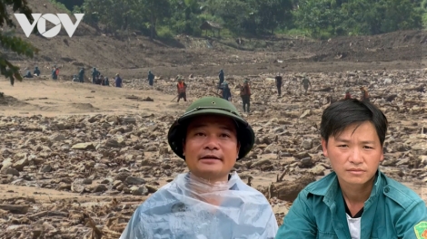 Cán bộ, đảng viên "đi trước" bảo vệ dân và ứng phó với bão lũ, thiên tai