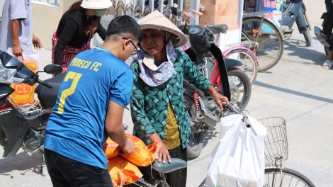 Tặng quà cho đồng bào dân tộc Chăm nhân dịp Lễ hội Katê 2024