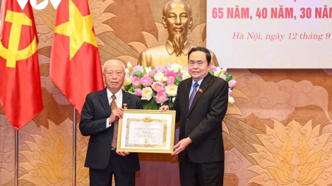 Củ tịc Quôk hội ồng Trần Thanh Mẫn tus bal Dơ̆ jàu pà huy hiệu Đảng