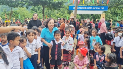 ĐÀ NẴNG CHER K’RƠ BHẦU HUN PR’HÊL TRUNG THU CHER P’NIÊN ĐHA RỰT, COON CÔNG NHÂN LƯM K’ĐHAP K’RA