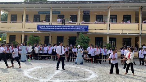 DA DING K’COONG A LƯỚI T’BHLÂNG K’DUA HỌC SINH TƯỚC OOY TRƯỜNG