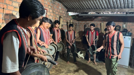 Khuyên con tăng gia sản xuất   (Mơhnhôk kuăn kơdôu pêi chiâk)