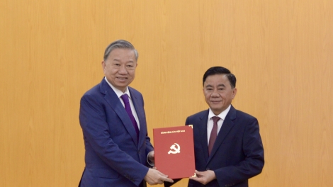  Phŭn bruă kđi čar jao kơ Trần Cẩm Tú klam ngă khua kiă kriê anôk bruă gĭr gai bruă Đảng gưl 13 