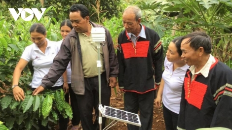 Iêu mthưr mnuih ƀuôn sang tui hluê Đảng, Bác Hồ (Kêu gọi đồng bào theo Đảng, Bác Hồ)