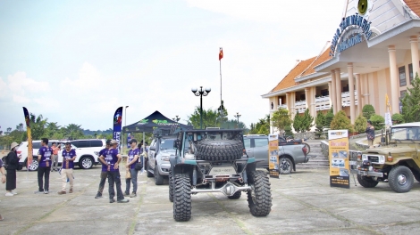 Anŏ mơak pơplông rơdêh ôtô hyu amăng glai ƀơi Dak Nông 