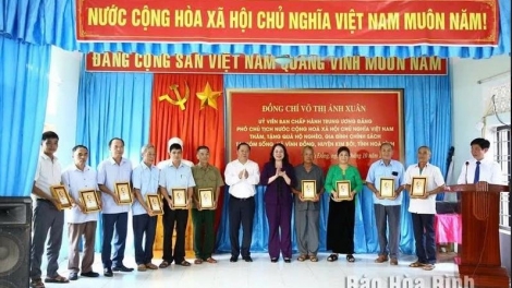 Groi Kruanh dak Võ Thị Ánh Xuân râng rƀŭn nkah 60 năm nar Wa Hồ tât khâl, pah kan ta nkuăl Kim Bôi