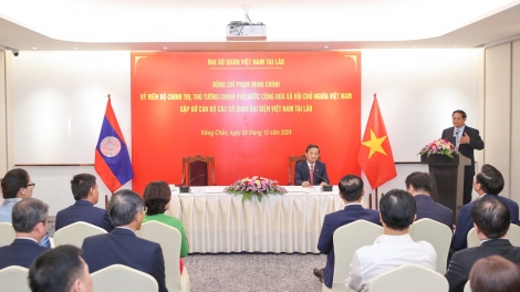 Thủ tướng Phạm Minh Chính  tâm mâp, pah kan đah cán bộ Đại sứ quán  Việt Nam