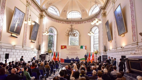 Tổng Bí thư, Kruanh dak Tô Lâm tât khâl ngih nti Đại học Trinity College Dublin.