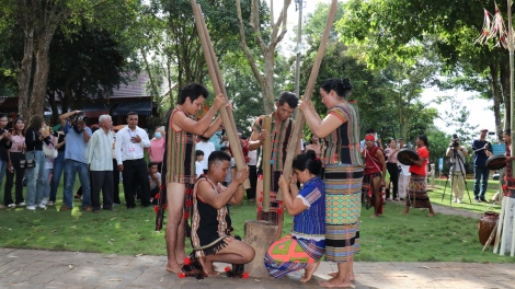 Bù Đăng (Bình Phước) tái hiện hình ảnh giã gạo nuôi quân trên sóc Bom Bo