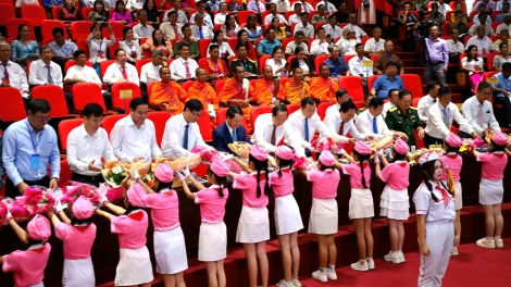 AKAOK MENTRI , CHU NHIEM UY MBAN BANGSA HẦU A LỀNH, HU MBAOK TAME MBANG NYAOM ROYA BANGSA TAKIK TINH VINH LONG 