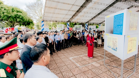 Pơdă prưng “Hoàng Sa, Trường Sa mơng Việt Nam” ƀơi Dak Lak