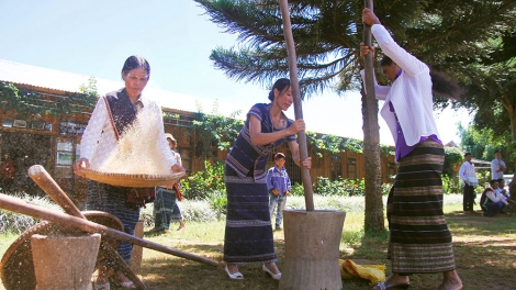 Ràs sa tàm bòn lơgar bơtàu tơng guh jat Bác Hồ