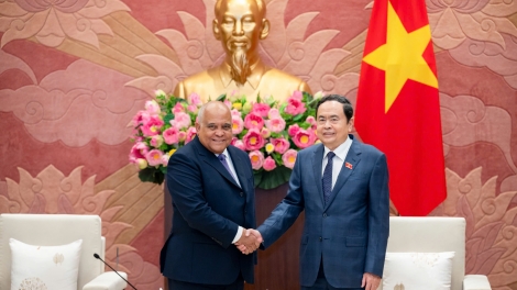 Kruanh Quốc hội Trần Thanh Mẫn vơt nŭih kan ntoh măt bah Cuba