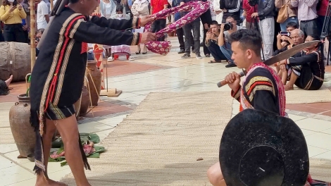 Ploh kong: Khôi juăt pơtơm kơ tơdrong vơ̆ tih kơ bơngai ÊĐê