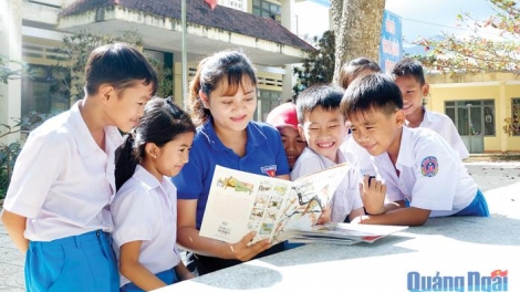 ZOOI HỌC SINH LUM PR’ẮT TR’MÔNG ĐHARỰT: BH’RỢ LIÊM PA BHLÂNG ÂNG APÊÊ NHÀ GIÁO COH DA DING K’COONG N’LEH 