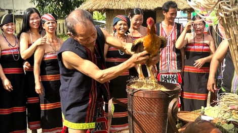 LẸ KIN KHẨU MẤƯ CÚA PỈ NOỌNG CẦN TÀ RIỀNG