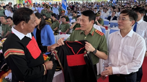 Khua phŭn bruă kahan ksiêm Lương Tam Quang hrie kơ klei bi kƀĭn klei bi mguôp jih jang djuê ana ti čar Daklak 