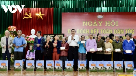 CHỦ TỊCH QUỐC HỘI TRẦN THANH MẪN PÂH T’NGAY BHIỆC BHAN ĐẠI ĐOÀN KẾT PAZÊNG ACOON MANUYH ĐHỊ HÀ NAM