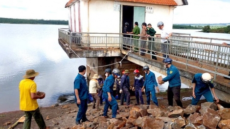 Gia Lai ntrơn ƀon lan luh bah nkual klach rvê nău tât khuch blŏng dak bât Ia Ring