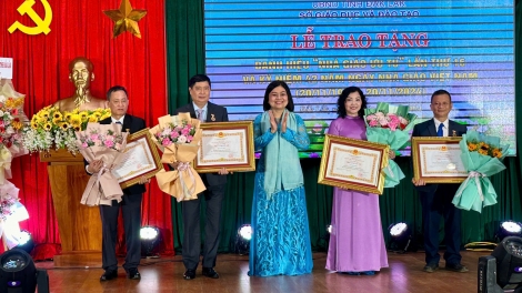 Dak Lăk pôk ăn hơnăn Nhà giáo ưu tú