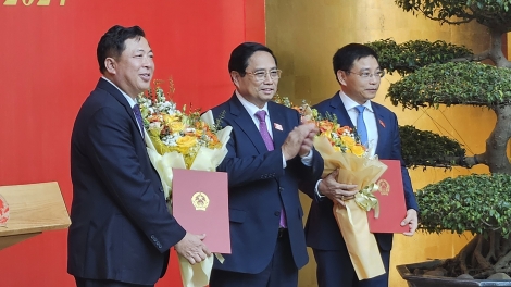 Thủ tướng Phạm Minh Chính jao an nău ntrŭnh Săch tay Kruanh N’gâng kan ntung trong nchoăt rdêng n’hanh prăk kaih