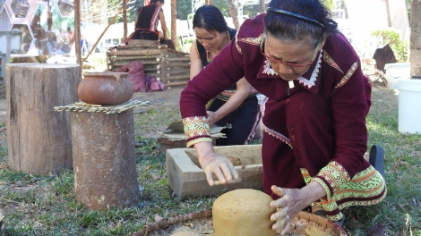 Trình diễn, trưng bày nghề thủ công truyền thống các dân tộc thiểu số tỉnh Kon Tum