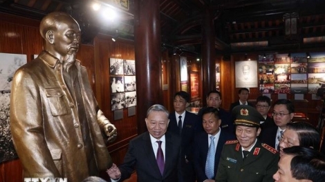 Khua gĭt gai Đảng Tô Lâm myơr brui mgưi bi hdơr kơ khua gĭt gai Hồ Chí Minh ti Nghệ An 