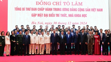 Tổng Bí thư Tô Lâm tơƀơ̆p muh măt bơngai tang măt khul hŏk jrŭ, bơngai khoa hŏk lơ̆m teh đak.