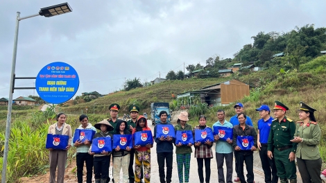 Phung mda asei Kon Tum mkŏ mjing lu bruă ngă mđing bi hdơr 80 thŭn mkŏ mjing Êpul lĭng kahan yang ƀuôn Việt Nam 