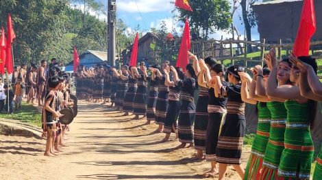 Púi vâ mơnhông ing mâu tơdroăng ki tơ’lêi hlâu a Kon Vơng Kia