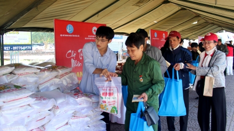 Tây Nguyên vei lăng têt ăn ŭnh hnam teh đak tơgŭm, ŭnh hnam mơmat tat