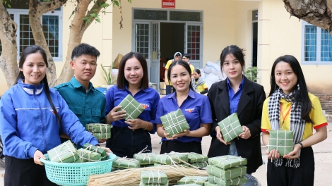 Tơrŭm dêi rơpó gum tơmeăm Têt troh ƀă mơngế kơtiê Dak Lak