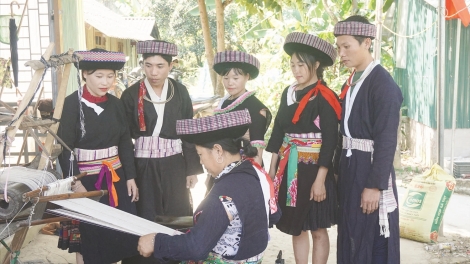 KHIK RAMIK SIAM GHEIH JIH DALAH DI BHUM KAKUER TAGINUM