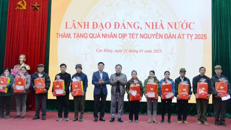 Phŏ Thủ tướng Lê Thành Long năm ngôi, asong tơmam Têt tơ̆ Cao Bằng