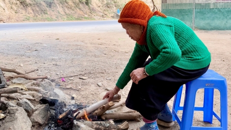 Người dân vùng cao Sơn La góp củi sưởi ấm ngày giá rét