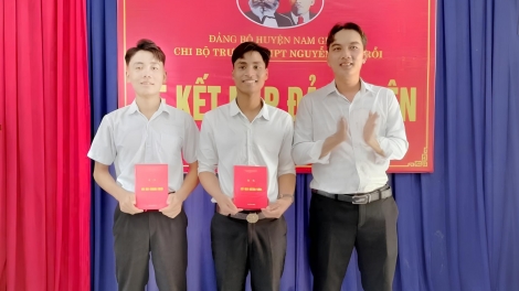 C’MOO 2024, ĐẢNG BỘ CHR’HOONG NAM GIANG KẾT NẠP 114 ĐẢNG VIÊN T’MÊÊ 