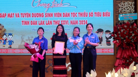 “Pơnyờ să kơnòm bơsram, cau bơsram dờng càr Dăk Lăk”