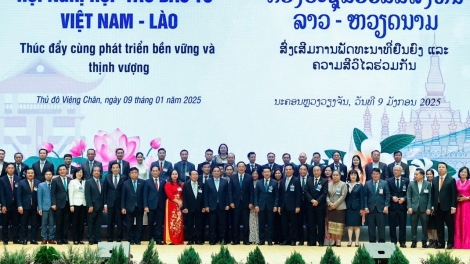 Khua dêh čar Việt Nam hăng Lao git gai hrŏm jơnum ngă hrŏm tuh pơ alin Việt Nam-Lao