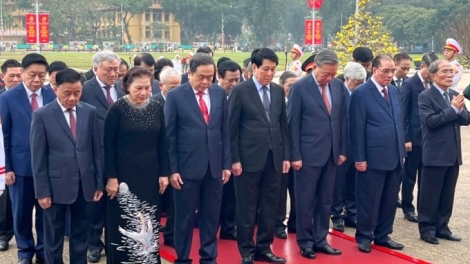 URANG JAKAR NGAK PRAONG DI NDANG, DI KARJA POK BINGU, TAME KALAN RIVANG KAKUH CHU TICH HO CHI MINH