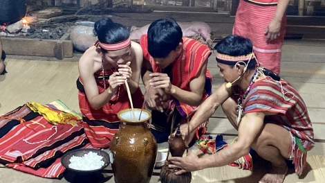 “NJUH KAK TANGIN” SAONG ADAT PALAKHAH DI BANGSA GIẺ TRIÊNG”