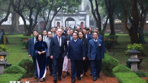 Thủ tướng Phạm Minh Chính păng Thủ tướng New Zealand năm ngôi tơ̆ Văn Miếu - Quốc Tử Giám