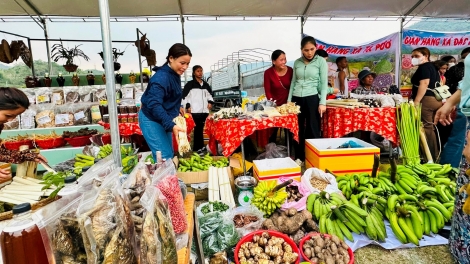 C’MOO 2025, CHR’HOONG NAM GIANG BHRỢ 4 PHIÊN CHỢ HI DƯM