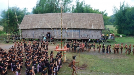 Ròt jơnau cih: Gùng lòt bơh neh rơlau lơh tìs rê wơl mờ ƀòn lơgar- Jơnau cih 1: Jơnau kah wơl…ală ngai nrah gùng