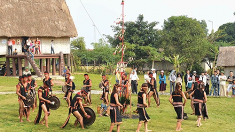 Pơtơm băl năm phĕ 'nhot (Rủ nhau đi hái rau rừng)